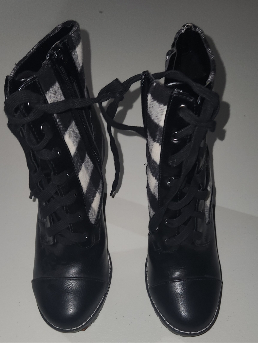 BCBGeneration Pilas Plaid Man Made Leather Ankle Booties Size 7.5